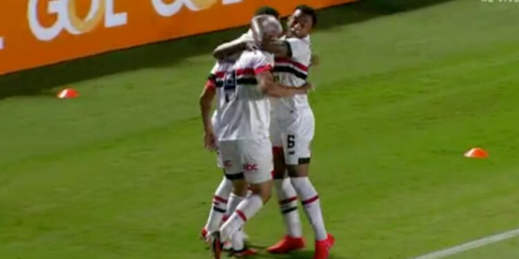São Paulo vence Atlético-GO pelo Brasileirão (Crédito: Reprodução Premiere)