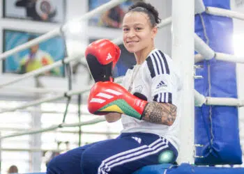 A campeã mundial Bia Ferreira com o novo uniforme e luva (Crédito: Fernando Banzi)
