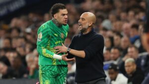 Ederson fala com Guardiola após ser substituído (Crédito: Getty Images)