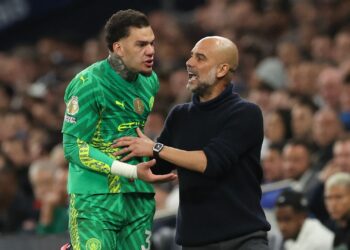 Ederson fala com Guardiola após ser substituído (Crédito: Getty Images)