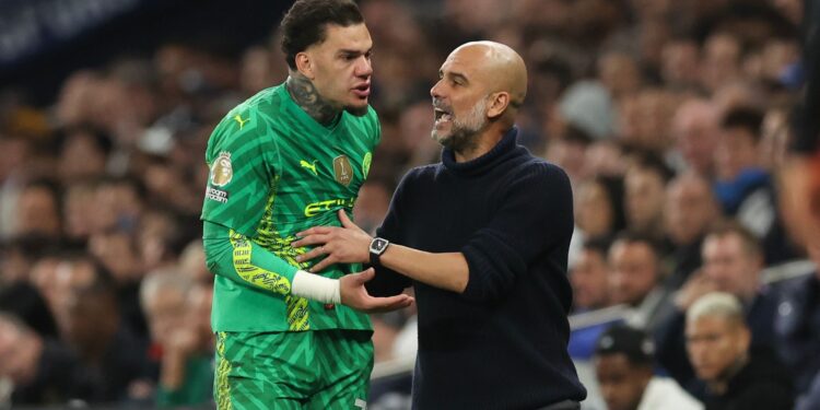 Ederson fala com Guardiola após ser substituído (Crédito: Getty Images)