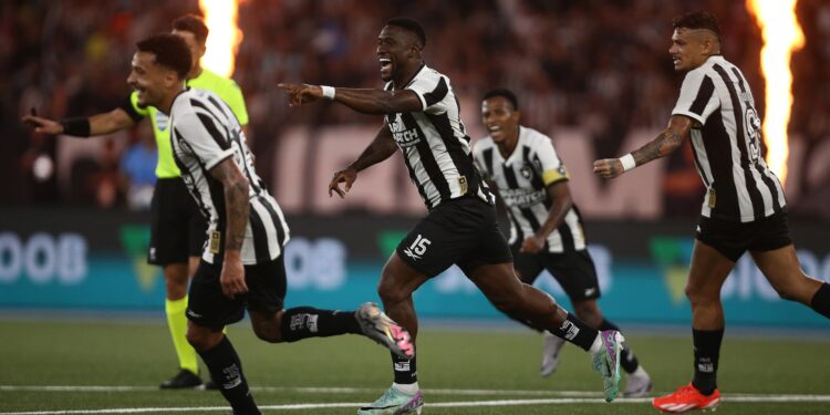 Botafogo vence Fluminense no Nilton Santos e assume liderança (Crédito: Getty Images)