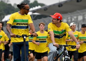 Hamilton e Leclerc em homenagem a Ayrton Senna (Crédito: Getty Images)