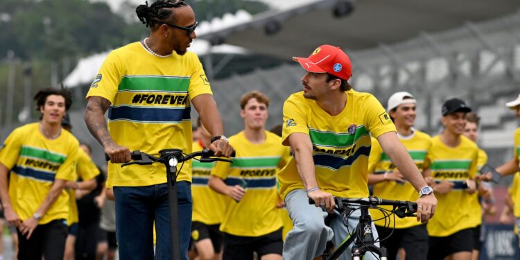 Hamilton e Leclerc em homenagem a Ayrton Senna (Crédito: Getty Images)