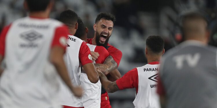 Athletico e Corinthians pelo Brasileirão (Crédito: Getty Images)
