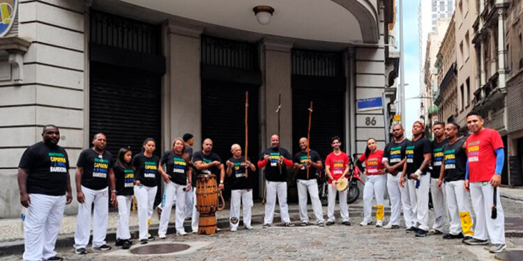 Diversos capoeiristas se reuniram no Centro do Rio (Crédito: Divulgação)