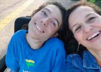 Gabriel Serafim ao lado de sua mãe (Crédito: Foto: Arquivo pessoal)