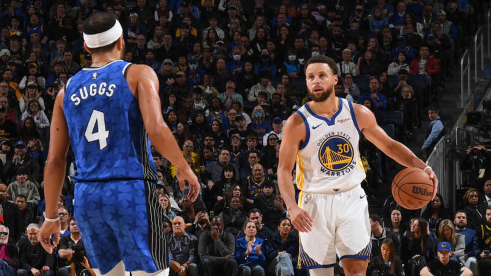 Curry marca 36 pontos, brilha novamente e comanda vitória do Warriors - Foto: Noah Graham / AFP