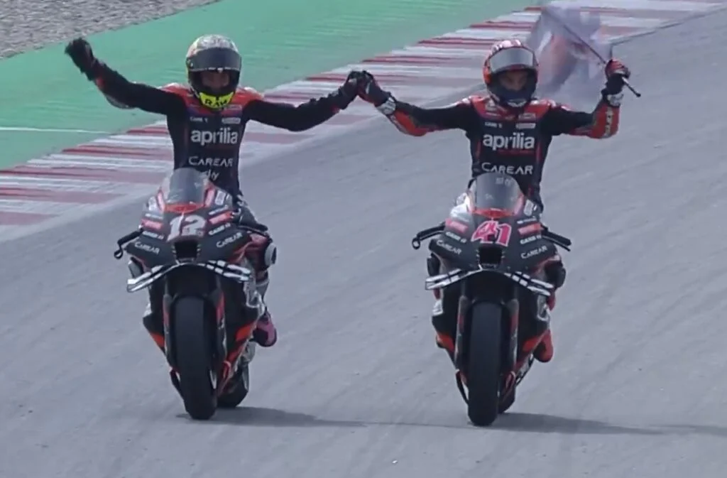 Aleix Espargaró e Maverick Viñales trocam de motos em volta de honra - Foto: Reprodução