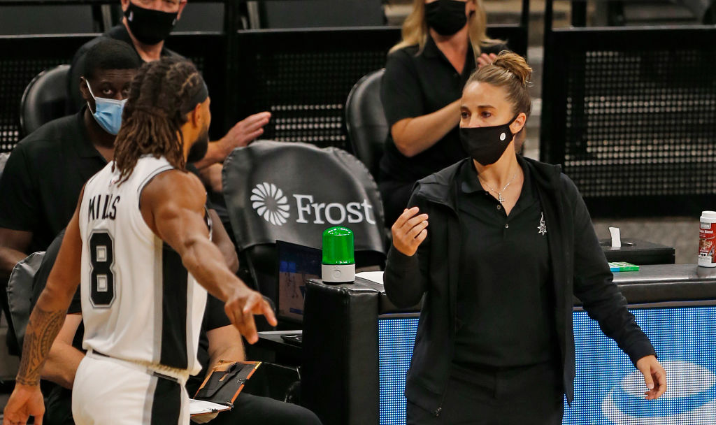 Conheça Becky Hammon, cotada para o cargo de treinadora principal por  duas equipes da NBA - GettyImages