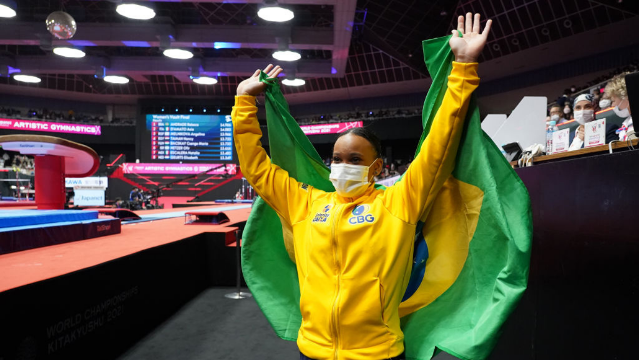 Rebeca Andrade com a bandeira do Brasil no Mundial de Ginástica Artística - GettyImages