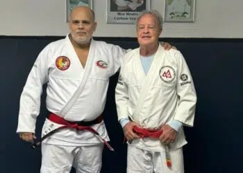 Castello Branco foi graduado a faixa coral pelo seu mestre Fernando Pinduka (Foto: arquivo pessoal) (Crédito: Foto arquivo pessoal)