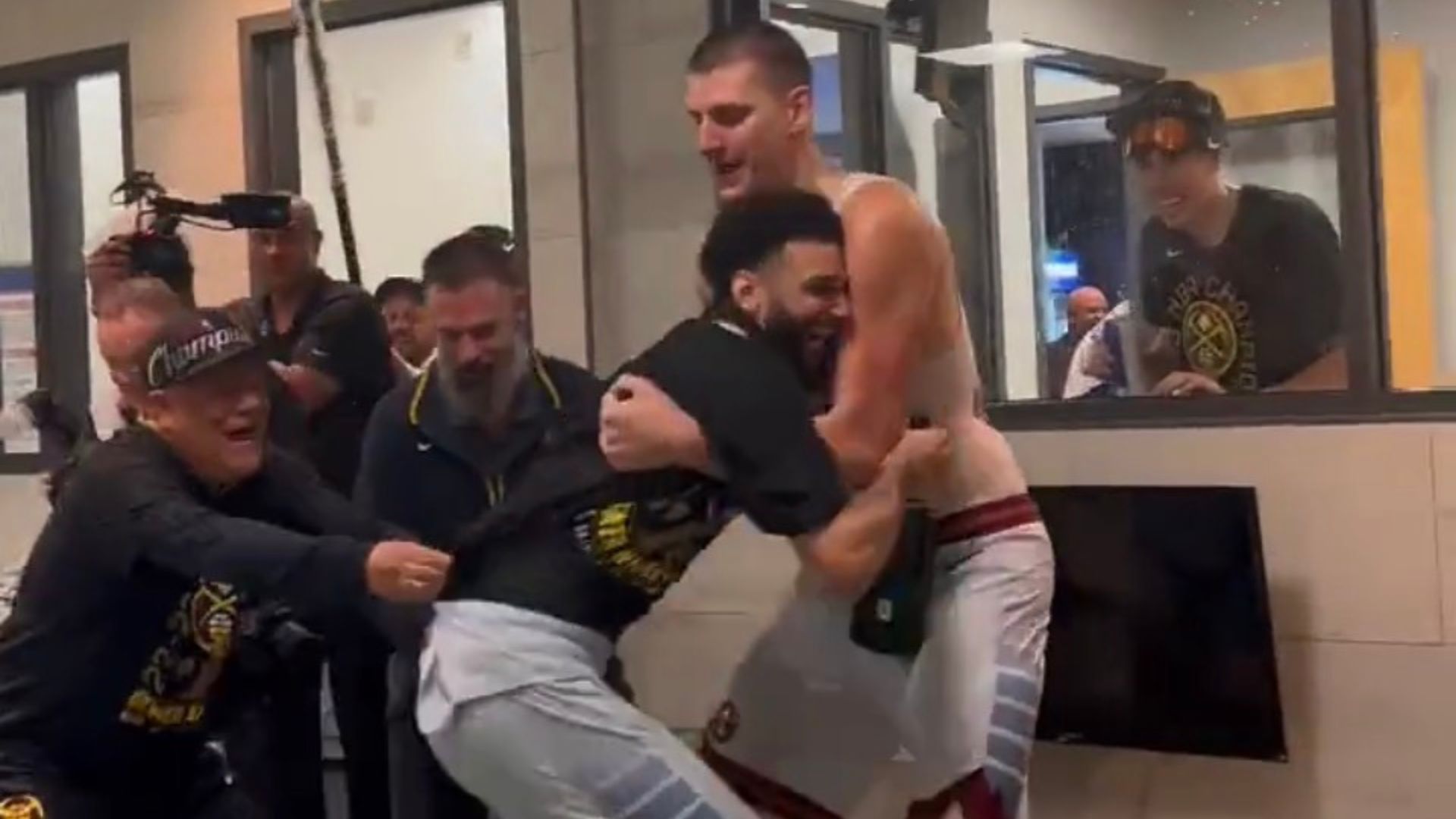 Elenco do Denver Nuggets celebra título da NBA - Reprodução/Twitter