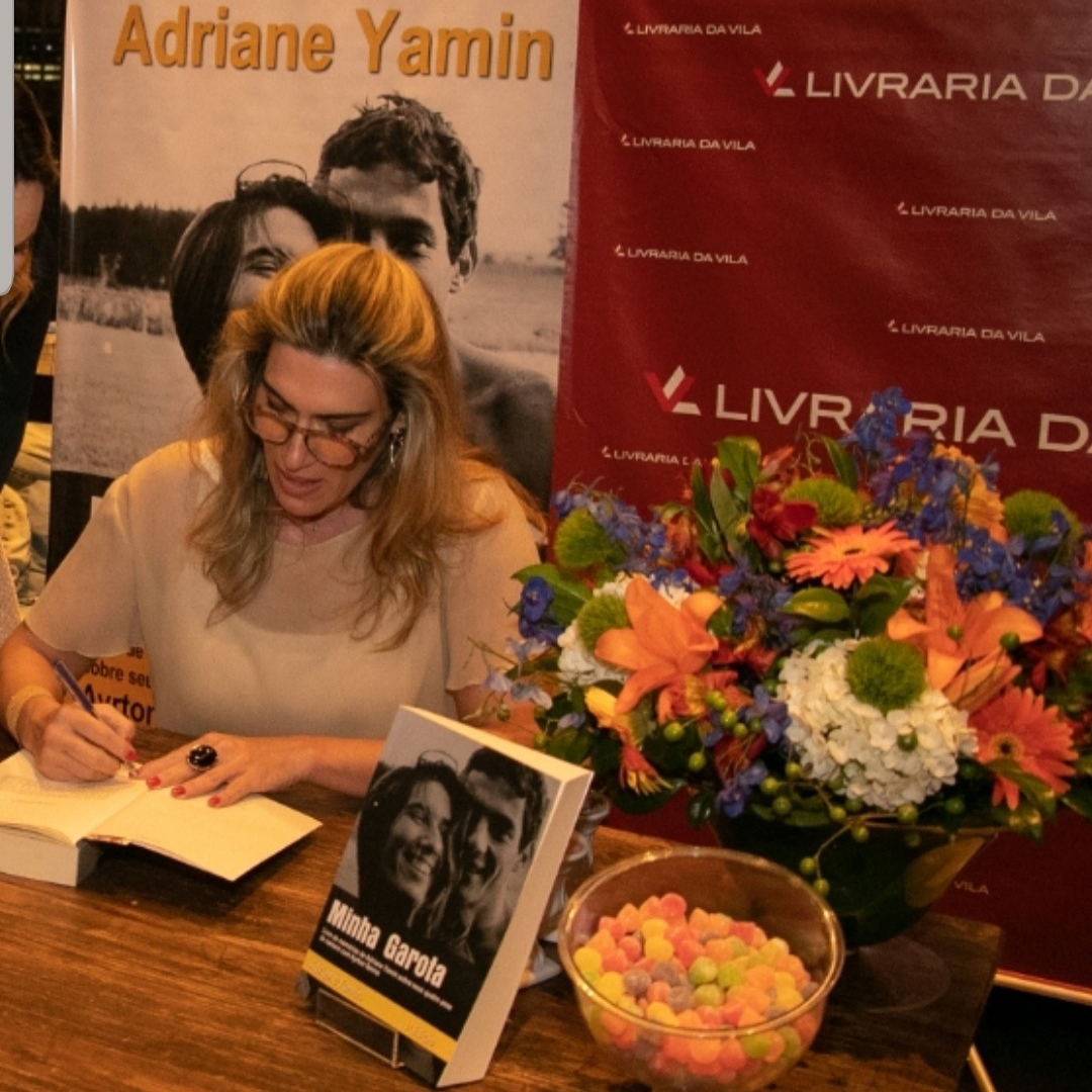 Adriane lançou o livro no final de 2019 e tem feio campanha para o mesmo desde então - Instagram @adrianeyaminoficial