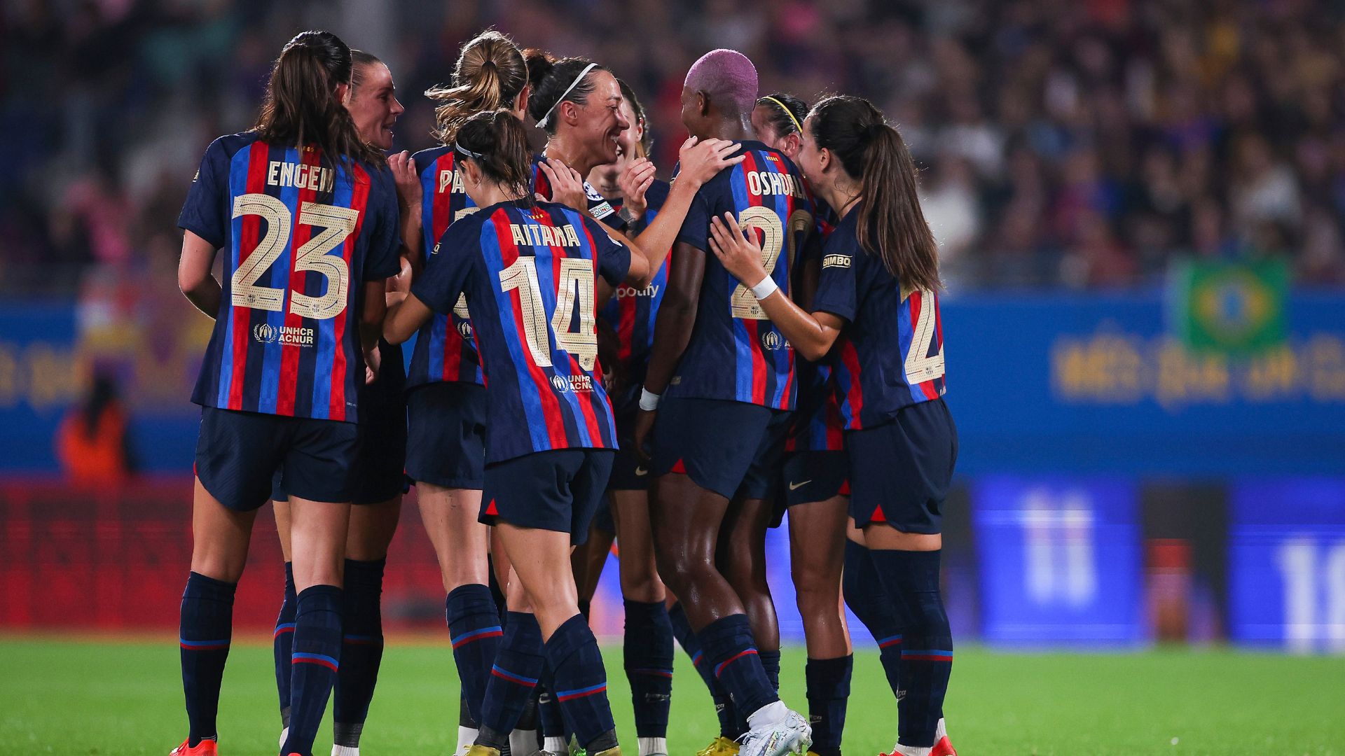 Jogadoras do Barcelona comemorando goleada no Benfica - Eric Alonso / Getty Images