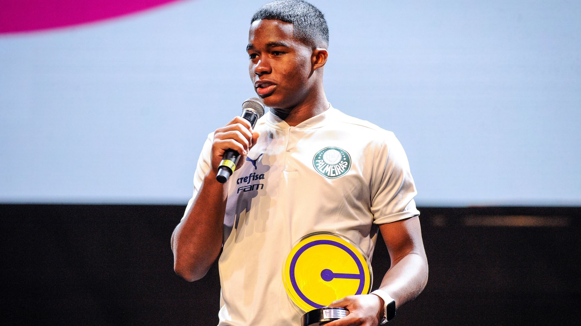 Endrick com o prêmio Cria da Copinha - Rodrigo Corsi / Flickr Futebol Paulista