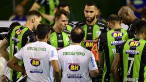 Jogadores do Montes Claros América Vôlei antes do confronto diante do São José na Superliga Masculina - Mourão Panda / América / Flickr