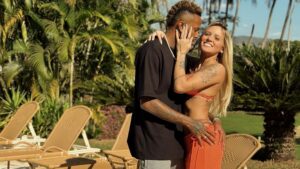 Cássia Lourenço surpreendeu web ao deixar escapar a tatuagem que fez em homenagem ao namorado, Éder Militão - Reprodução Instagram