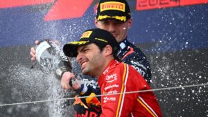 Carlos Sainz Jr e Max Verstappen celebram no GP do Japão - Getty Images