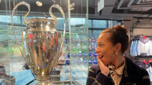 Esposa de Thiago Silva, Belle Silva, posa ao lado de troféu da Champions e manda recado ao maridão - Reprodução/Twitter