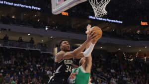 Antetokounmpo em ação durante a vitória do Milwaukee Bucks na NBA - GettyImages