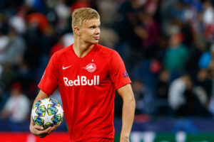 Jogador do RB Salzburg chega a média de gols de Haaland - Getty Images