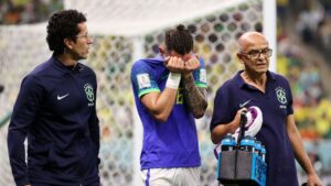 Alex Telles deixa o campo chorando - Getty Images