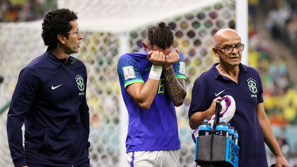 Alex Telles deixa o campo chorando - Getty Images