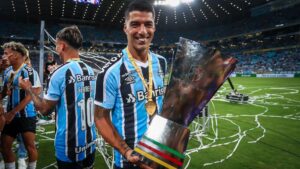 Luis Suárez recebeu todo o carinho de Renato Gaúcho após o final da partida do Grêmio - Lucas Uebel / Grêmio