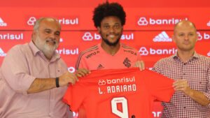 Luiz Adriano é apresentado no Internacional - Ricardo Duarte / Internacional