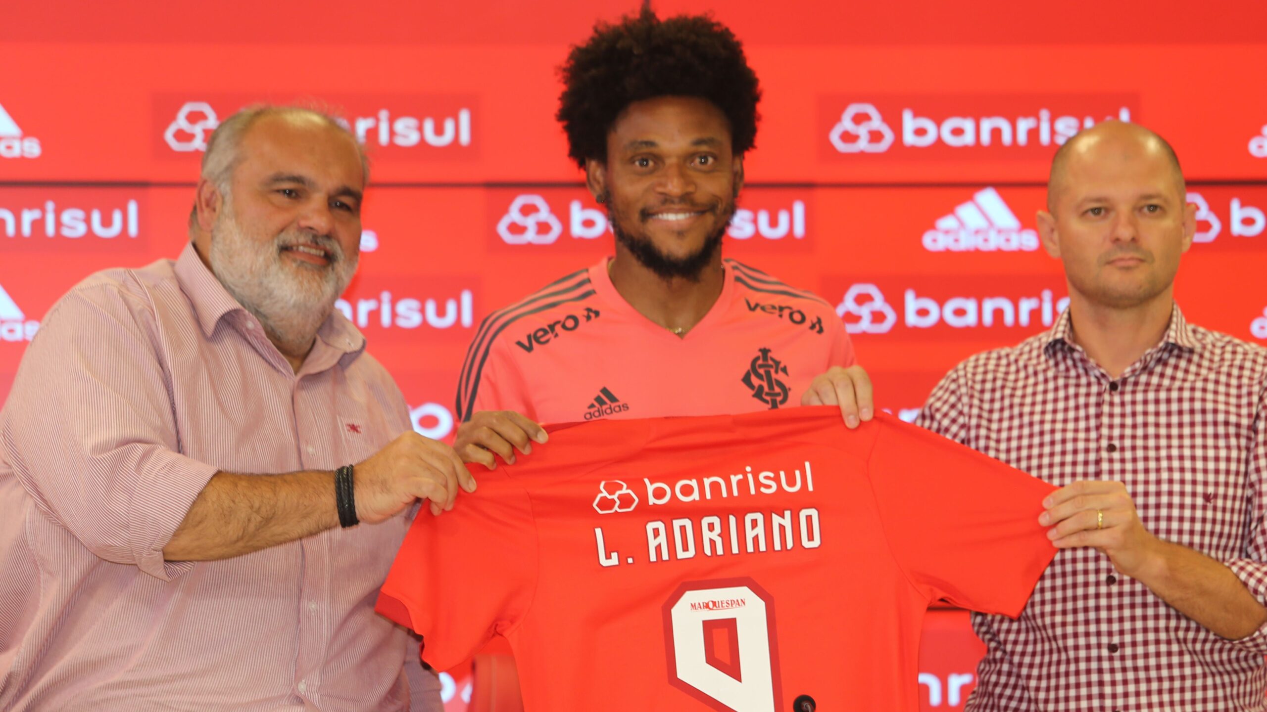 Luiz Adriano é apresentado no Internacional - Ricardo Duarte / Internacional