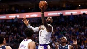 LeBron James deu um susto nos Lakers durante vitória contra os Mavericks na NBA - GettyImages