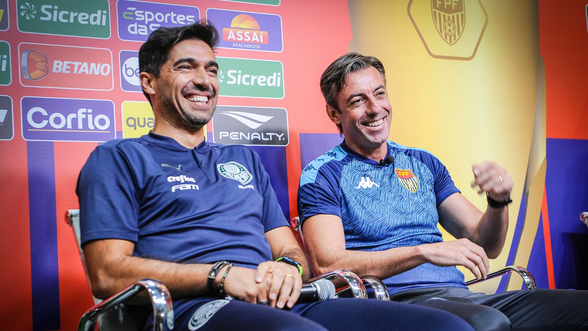 Abel Ferreira faz pergunta inusitada e brinca com Raphael Claus - Rodrigo Corsi / Agência Paulistão