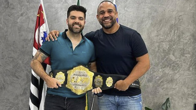 Danilo Joan e Rafael Feijão com o cinturão do LFA - LFA Brasil
