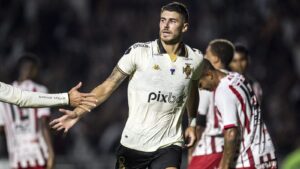 Pedro Raul vai ganhar um concorrente na briga pela titularidade do Vasco - Daniel Ramalho/CRVG