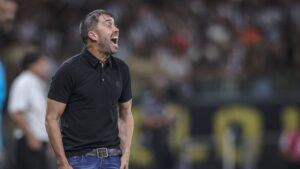 Coudet reclama de torcida e abre o jogo sobre contratações do Galo - Pedro Souza / Atlético