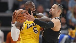 LeBron James e Brooks tiveram problemas durante a partida entre Grizzlies e Lakers - GettyImages