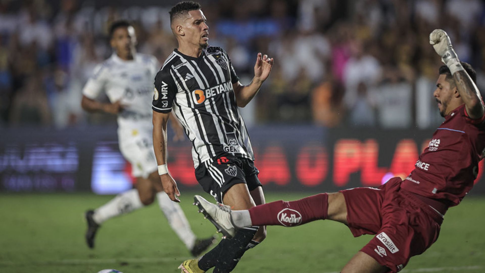 Paulinho desabafou sobre os erros que cometeu durante a partida entre Atlético-MG e Santos no Brasileirão - Pedro Souza/Atlético Mineiro