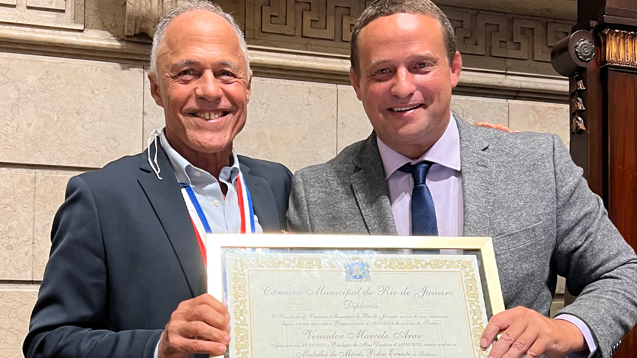 Ricardo Bocão recebeu a honraria das mãos de Marcelo Arar - Divulgação