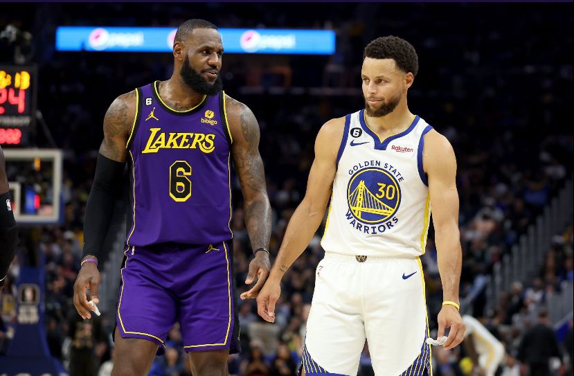 Stephen Curry e LeBron James em ação - Reprodução/Twitter NBA On TNT