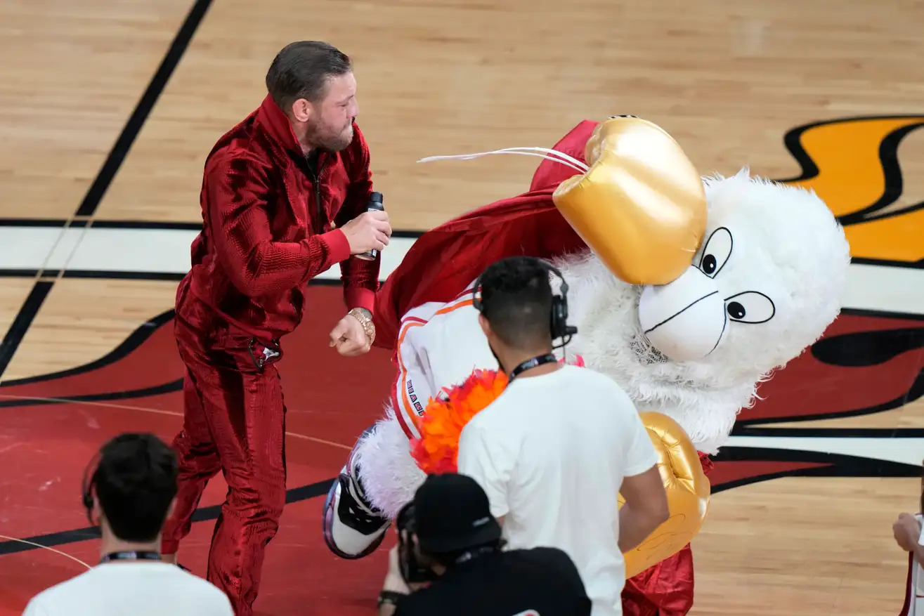 Conor McGregor nocauteia mascote do Miami Heat no show do intervalo da NBA - Foto: Joe Murphy/NBAE