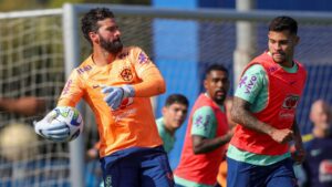 Alisson deixa treino lesionado e vira dúvida na Seleção Brasileira - Joilson Marcone / CBF