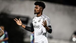 Após escândalo com apostas, Bauermann acerta com clube europeu - Raul Baretta / Santos