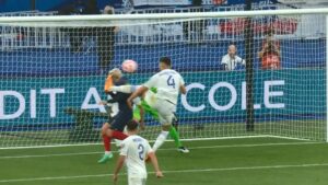 Griezmann sofre pênalti em lance duro e choca torcedores - Reprodução / Twitter