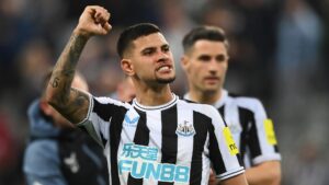 Bruno Guimarães comemora ida à Premier League - Getty Images