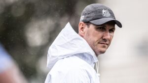 Trabalho de Paulo Turra caiu como uma “bomba” no Santos e corre risco - Raul Baretta / Santos
