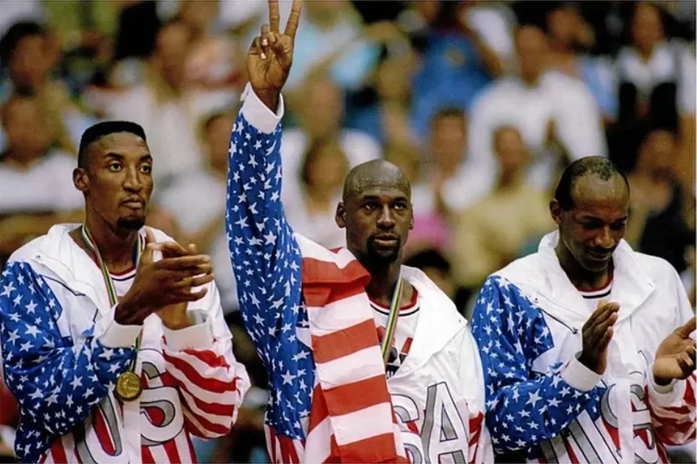 Michael Jordan e a jaqueta no pódio de Barcelona 92 - Foto: ALLSPORT