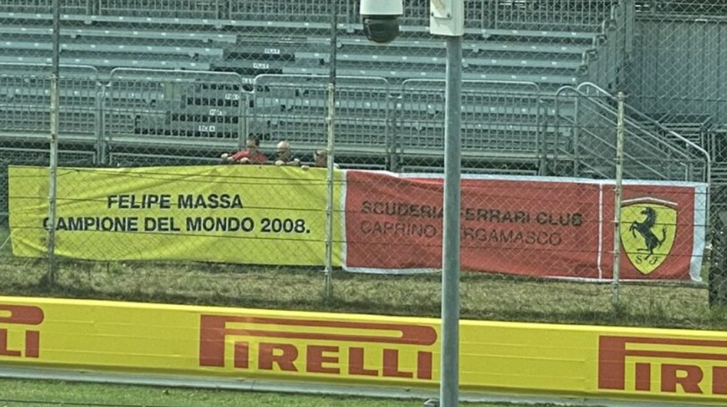 Torcedores estendem faixa em apoio a Felipe Massa - Foto: Reprodução