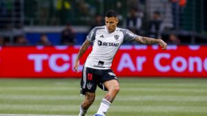 Lateral do Atlético Mineiro será julgado pelo STJD por agressão física após receber cartão vermelho direto durante uma partida contra o Goiás pelo Campeonato Brasileiro - GettyImages