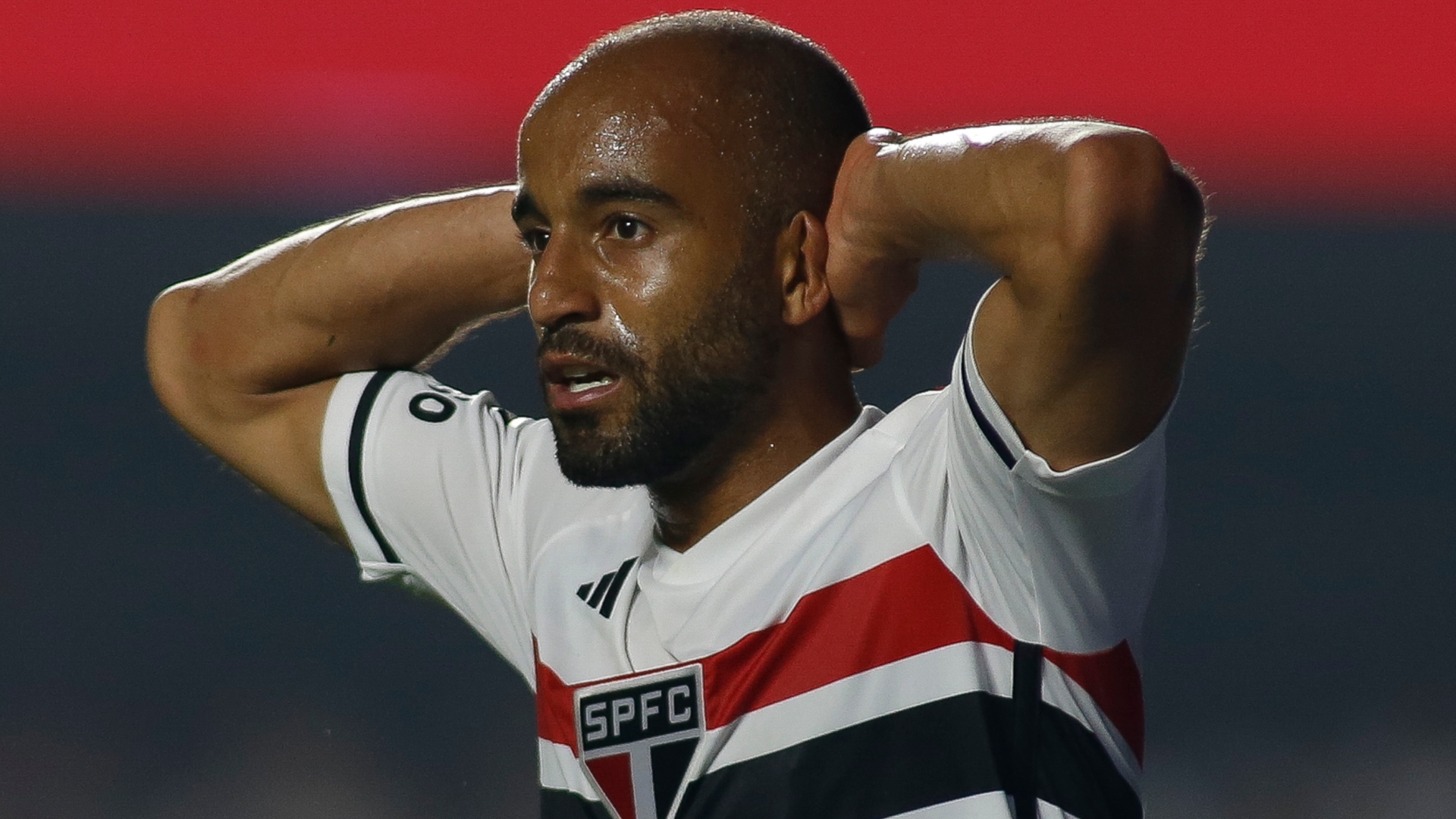 Durante jogo de volta da Copa do Brasil entre São Paulo e Corinthians, torcedor presente no Morumbi joga brinco de argola no gramado e jogo precisa ser paralisado - GettyImages